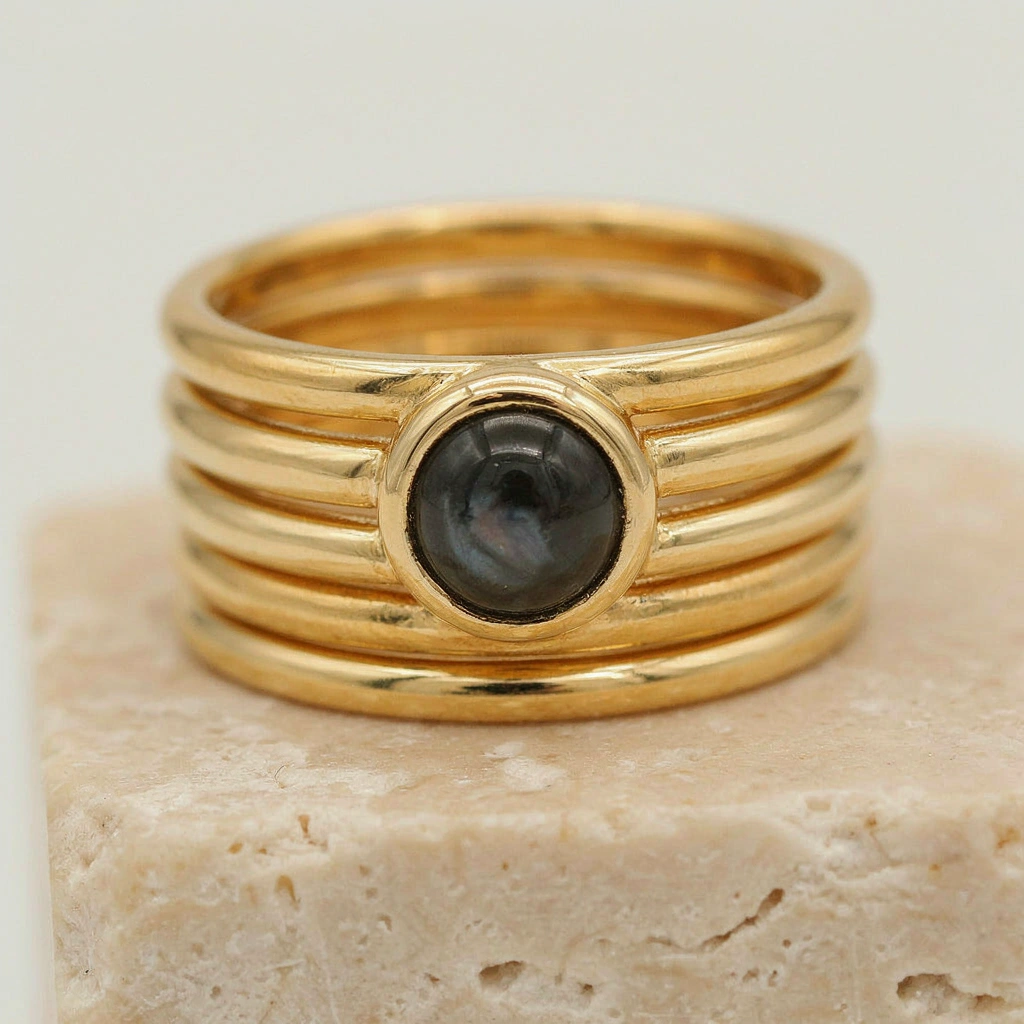Bague chevalière « Solaire » dorée au cabochon grenat