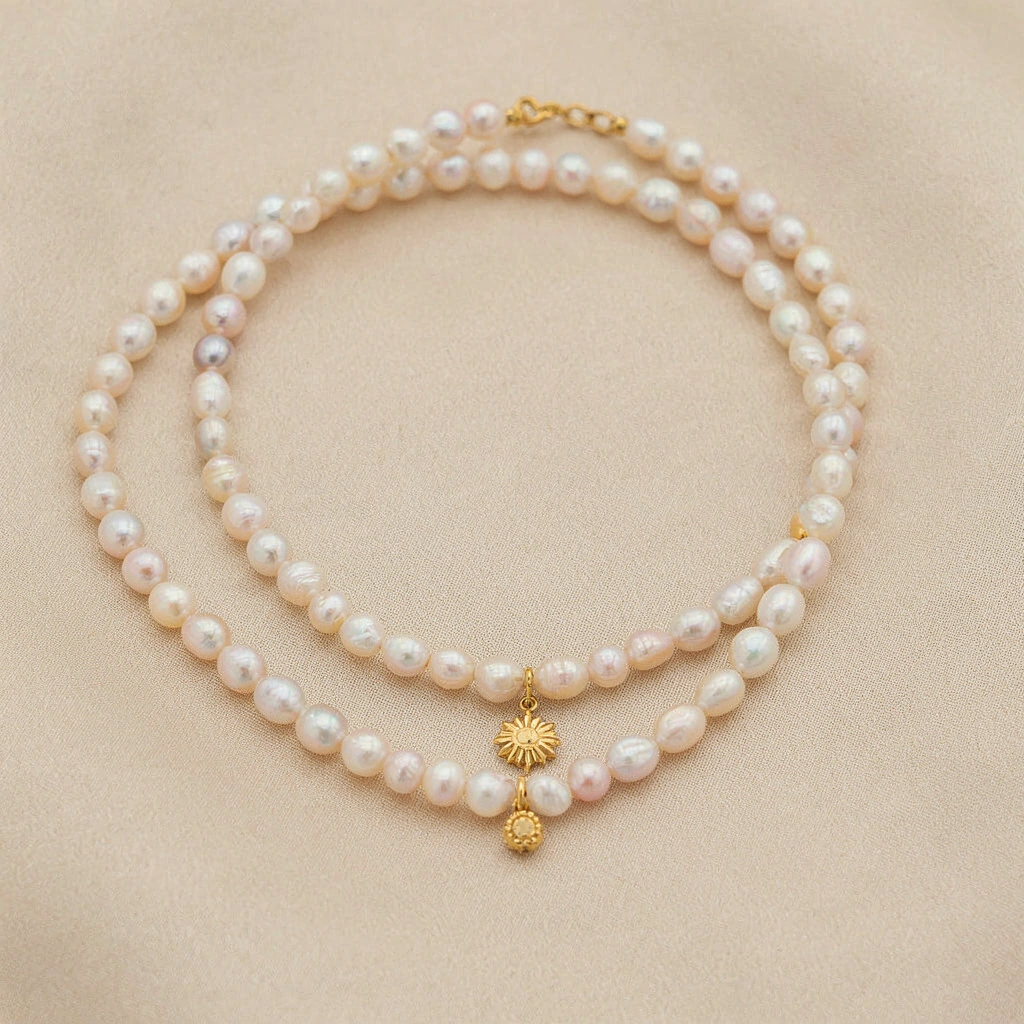 Collier sautoir « Perles baroques » avec pendentif solaire doré