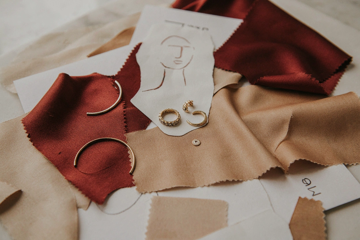 Moodboard de tissus et de bijoux pour l'automne-hiver 2026